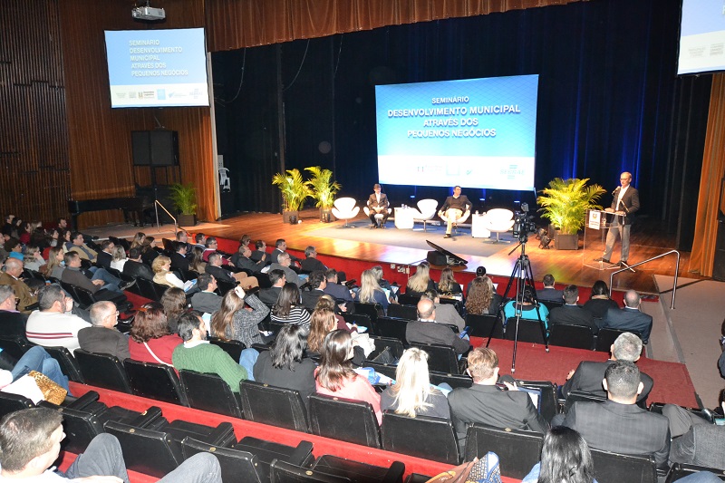 Diretor-superintendente do SEBRAE/RS (no púlpito) abriu o evento na Assembleia gaúcha (Foto: SEBRAE/RS)