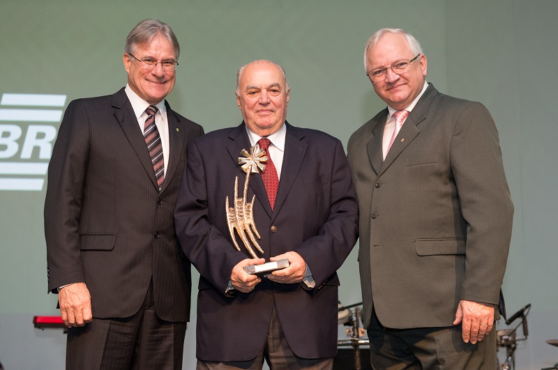 Carlos Sperotto (centro) foi agraciado com o Troféu Intercooperação (Foto: Divulgação Sicredi)