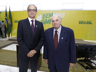 Carlos Sperotto (direita) e Derly Fialho acompanharam a solenidade de lançamento do Bem Mais Simples em Brasília (Foto: Charles Damasceno)