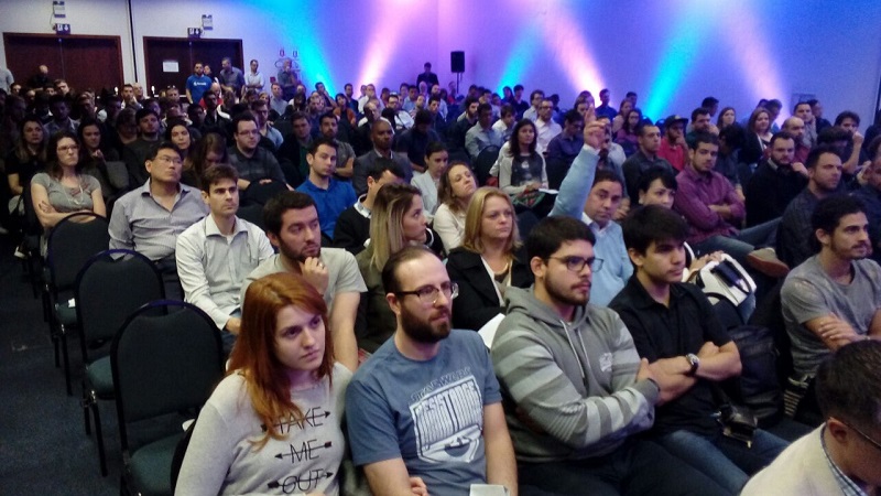 Centenas de pessoas acompanham o Startup Day, em Porto Alegre (Foto: Claiton Dornelles)