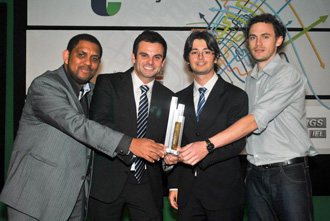 Integrantes da empresa na cerimônia da premiação (Foto: Divulgação)