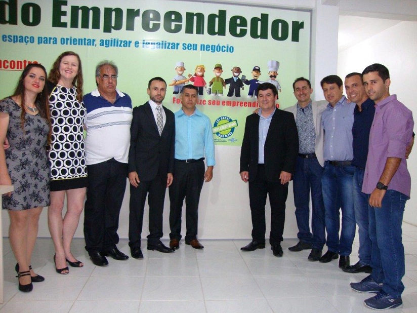 O gerente do SEBRAE/RS na região Metropolitana (quarto à esq.) participou da solenidade (Foto: Divulgação)