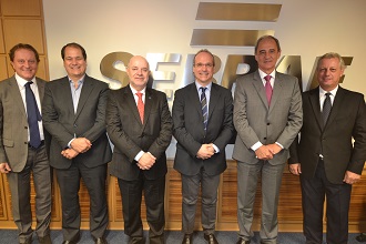 Fabio Antoldi (centro de gravata escura) ao lado do diretor de Administração e Finanças do SEBRAE Nacional, José Claudio dos Santos (centro de gravata vermelha), e da diretoria executiva do SEBRAE/RS (Foto: SEBRAE/RS)