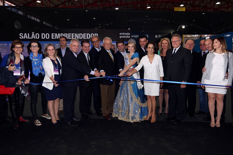 Os diretores Superintendente e Administrativo Financeiro do SEBRAE/RS na inauguração do Salão do Empreendedor ao lado do vice-governador e autoridades (Foto: Marcos Nagelstein / Agência Preview)