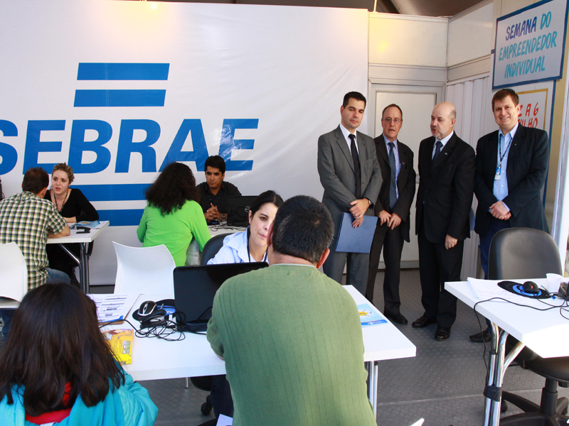 Diretor de Administração e Finanças do Sebrae Nacional, José Claudio dos Santos - 2º à direita