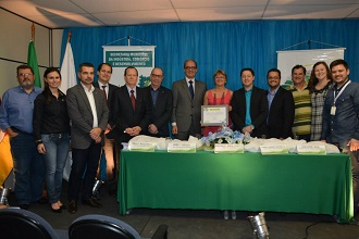 Diretores Superintendente (no centro - de gravata) e Técnico (quarto à esq.) do SEBRAE/RS participaram da cerimônia (Foto: Divulgação / Prefeitura)