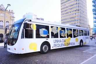Atendimento no ônibus acontece das 9h às 17h (Foto: João Alves)