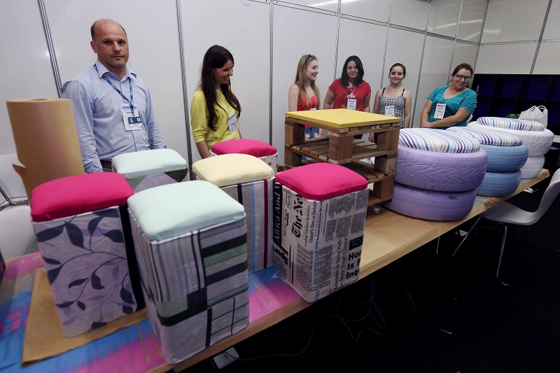 Móveis elaborados a partir de produtos recicláveis (Foto: Marcos Nagelstein / Agência Preview)