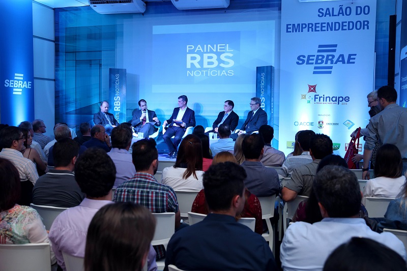 O diretor Técnico do SEBRAE/RS (segundo à esq.) participou do painel (Foto: Marcos Nagelstein / Agência Preview)