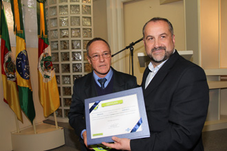 Prefeito de Farroupilha recebeu o selo do superintendente do Sebrae/RS (Foto João Alves